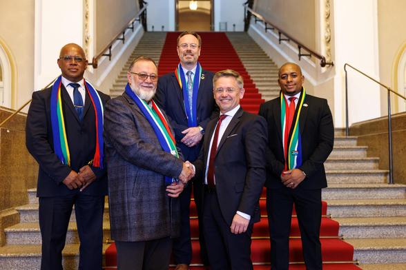 I. Landtagsvizepräsident Tobias Reiß und der Minister für Kommunalverwaltung, Umwelt und Entwicklungsplanung, Anton Bredell, mit den weiteren Mitgliedern der Delegation der Partnerregion, den beiden Abteilungsleitern (Generaldirektorenebene) Graham Paulse und Gerhard Gerber sowie Claude Van Wyck (Protokoll) beim Besuch im Bayerischen Landtag | Foto: Matthias Balk