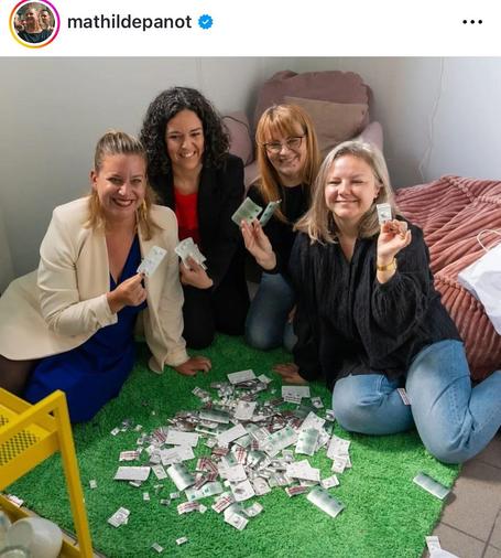 na zdjęciu pozujące z tabletkami francuskie polityczki i Justyna Wydrzyńska i Natalia Bronirczyk