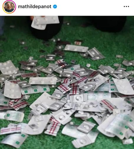 zdjęcie wielu blistrów tabletek przywiezionych przez francuskie polityczki