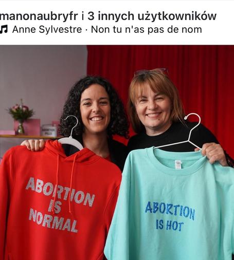 na zdjęciu francuska polityczka z bluzą "abortion is normal" i Justyna Wydrzyńska z bluzą "abortion is hot"