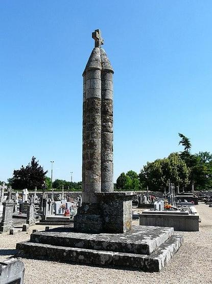 Croix de cimetière à #Gourgé (#DeuxSèvres) Croix hosannière du XIIe siècle, restaurée au 19e. Construction XIIe siècle. Croix de cimetière : classement par arrêté du 16 mars 1890.
Suite 👉 https://monumentum.fr/monument-historique/pa00101240/gourge-croix-de-cimetiere
#Patrimoine #MonumentHistorique
Photo CC-BY-SA 4.0 : Père Igor