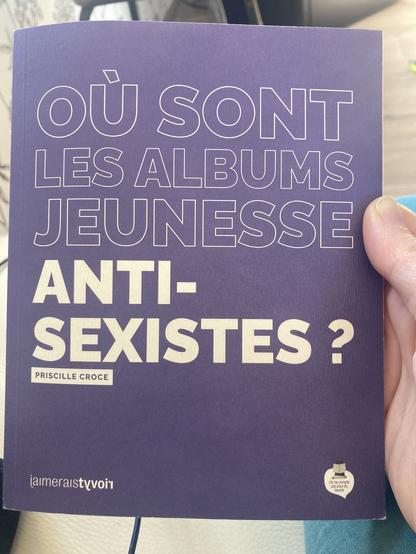 Ou sont les albums jeunesses anti sexiste, couverture violette et titre écrit en gros en blanc.