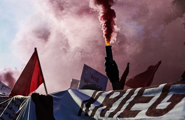 Nie wieder Krieg.
Roter Rauch.