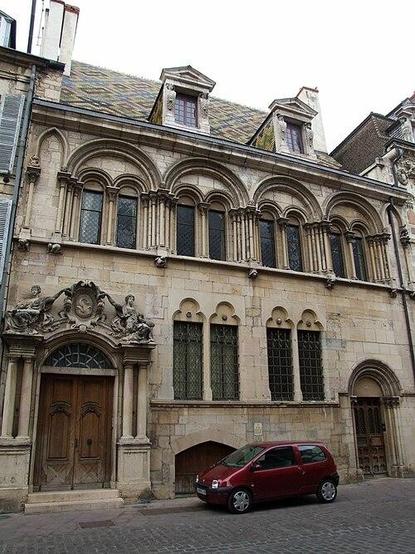 Hôtel Aubriot à #Dijon (#CôteDOr) L'hôtel est l'une des plus anciennes constructions de Dijon, mentionné en 1341 comme bâtiment semi public destiné aux changeurs ou halle au change. Il se compose alors d'un rez...
Suite 👉 https://monumentum.fr/monument-historique/pa21000053/dijon-hotel-aubriot
#Patrimoine #MonumentHistorique
Photo CC-BY-SA 4.0 : Christophe.Finot