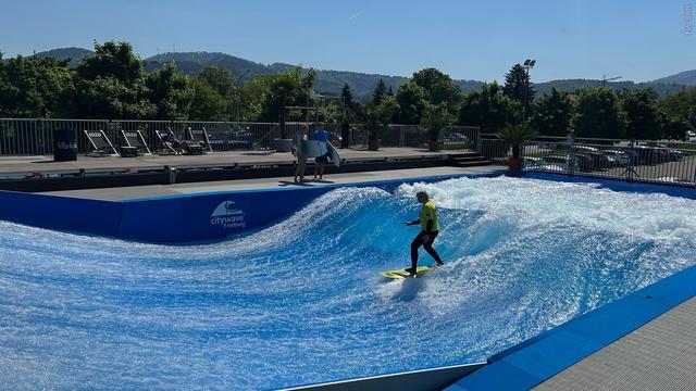 Surferin auf der neuen künstlichen Welle in Freiburg. (Foto: SWR)