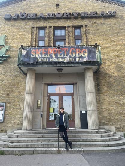 One person standing in front of a building with the writing "sjömanskyrkan" and "skeppet gbg"