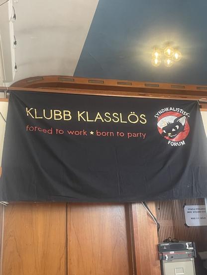 Banner reading: Klubb klasslös - forced to work, born to party