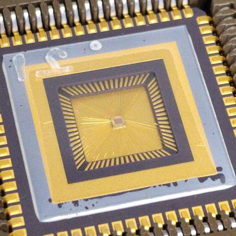 exposed ic showing a tiny silicon die