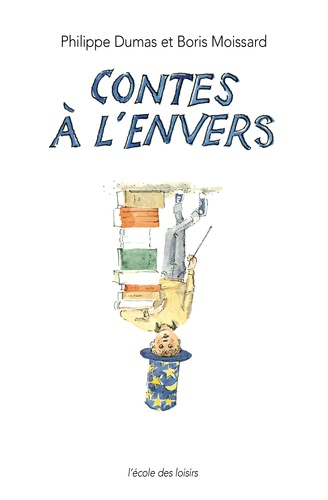Philippe Dumas et Boris Moissard
Contes à l'envers

ill. Un garçon avec un chapeau de magicien sur la tête et une baguette à la main s'appuie du coude sur une haute pile de bouquins. Sauf que tout est inversé haut-bas.