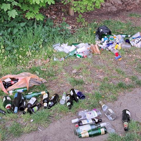Müllnest aus Flaschen & Tüten & Plastik, wie sie überall in den genannten Parks zu sehen sind