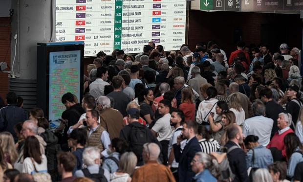 Instantánea de Madrid comenzando a volver a la normalidad tras el apagón nacional. (Anadolu via Getty Images)