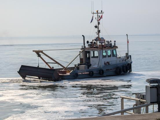 Boot Brakzand aan het werk bij de veerhaven van Ameland
