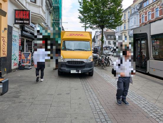 DHL-Wagen, der von der Straßenbahnhaltestelle rückwärts auf dem Geh- und Radweg eingeparkt wurde.