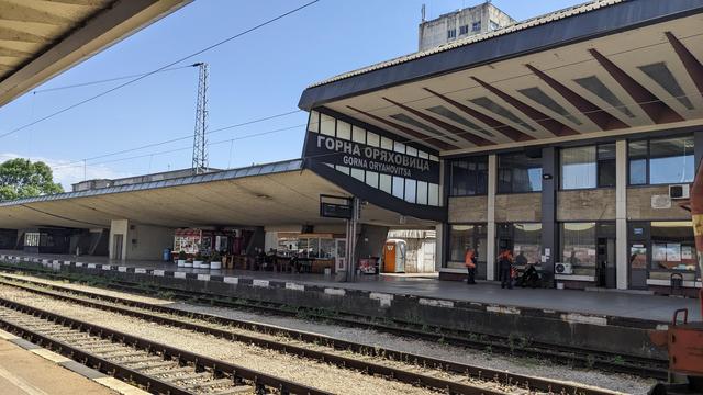 Railway station of Gorna with a small café on the first platform.