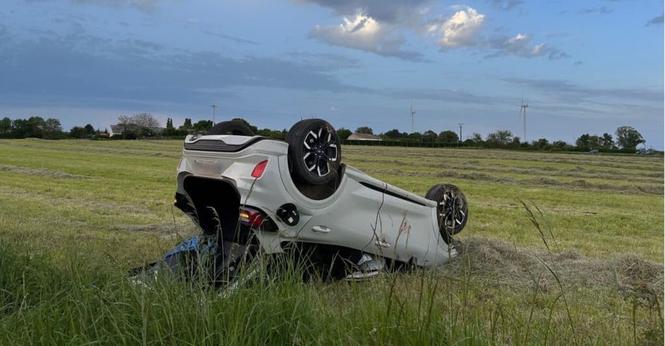 La voiture a terminé sa course dans un champ après avoir violemment percuté un poteau électrique.