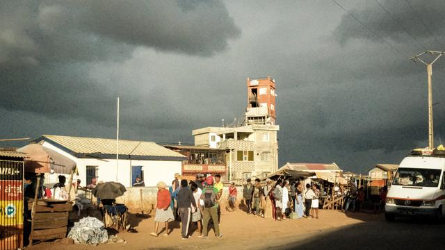 Une scène de rue à Anosiala, lumière de fin de journée et nuage d'orage en arrière plan.