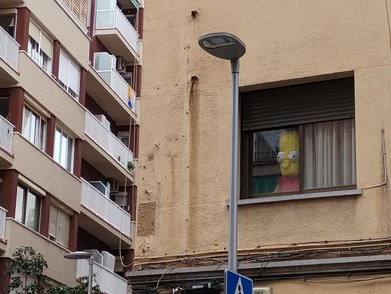 Bart Simpson Plüschtiere gück aus dem Fenster hinaus