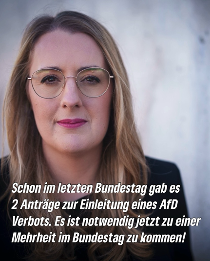Sharepic mit dem Text „Schon im letzten Bundestag gab es 2 Anträge zur Einleitung eines AfD Verbots.  Es ist notwendig zu einer Mehrheit im BT zu kommen!“ und Foto von Katharina Dröge - Bild: Dominik Butzmann