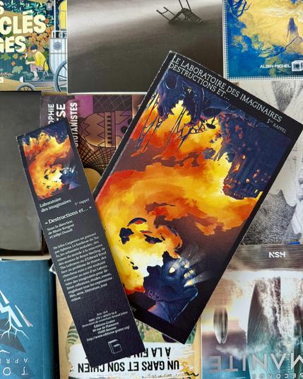 Livre posé sur de nombreux autres ouvrages appartenant au registre pros-api. La couverture de Destructions et… montre en bas une tête dont le crâne explose dans les flammes. Bouches, nez et yeux sont vides et irradie de la lumière des flammes. En haut, crâne d’immense créature et ruines en flammes.