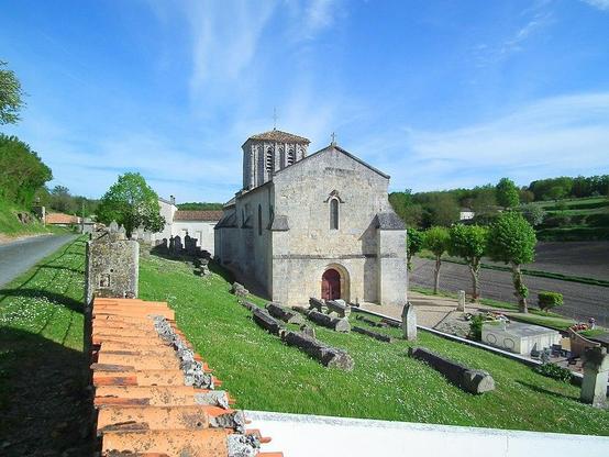 Eglise Saint-Etienne à #Floirac (#CharenteMaritime) Cette église formait, avec le cimetière, un prieuré uni au chapitre de Luçon, en Vendée. La nef et le clocher datent du XIIe siècle et le chevet plat du 15e. ...
Suite 👉 https://monumentum.fr/monument-historique/pa17000073/floirac-eglise-saint-etienne
#Patrimoine #MonumentHistorique
Photo CC-BY-SA 4.0 : Cobber17
