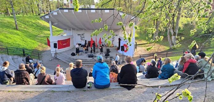 Scenen med musikanter och publik i amfiteater.