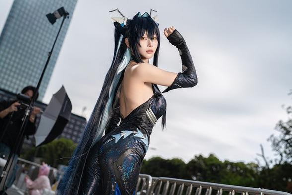 【コスプレ】背中で魅せる『NIKKE』から人気アニメ、VTuberがまざった「ニコニコ超会議2025」美女レイヤー10選【写真45枚】 - インサイド