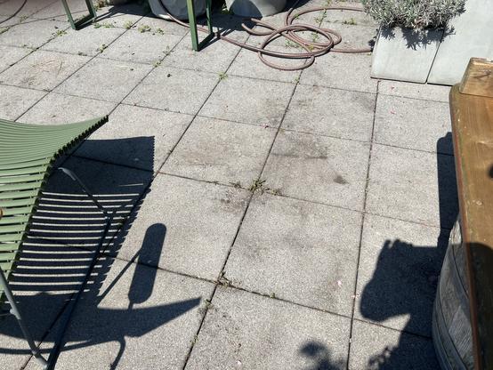 And another view. On this one, you can clearly see all the dirt on the paving stones.