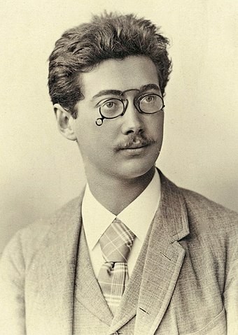 Landauer in 1892, in a suit, pince-nez glasses, and mustache, looking to the side. By Oscar Suck - National Library of Israel, Schwadron collection, Public Domain, https://commons.wikimedia.org/w/index.php?curid=92807450