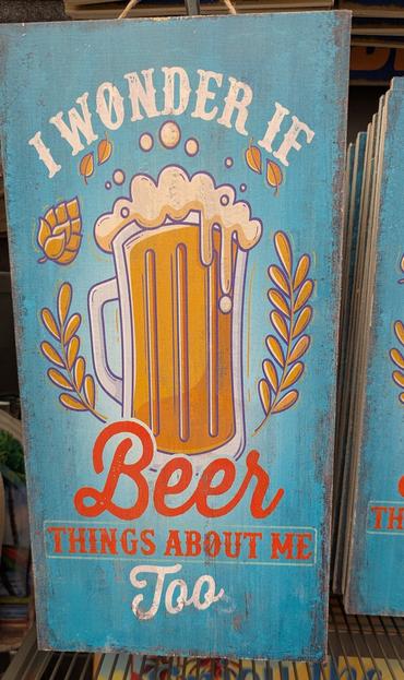 bord in winkel met opschrift "i wonder if beer things about me too".