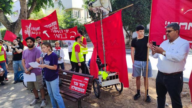 רוטשילד פינת נחמני
מימין: מזכיר חד"ש עאדל עמר
במרכז לפני הספסל: מאיה ומוחמד
מסביב הרבה דגלים אדומים