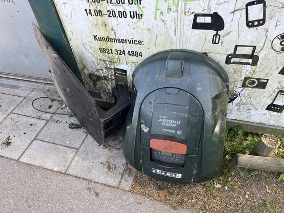 Rasenmährobotor und Ladestation