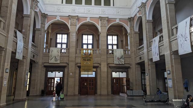 Huge entry hall of a railway station.