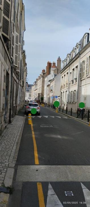 Des croivants et croivantes stationnent dans le contre-sens cyclable, à Orléans, c'est autorisé pour les électeurs.