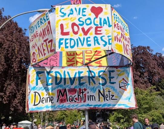 Demoschild: Save Social, Love Fediverse