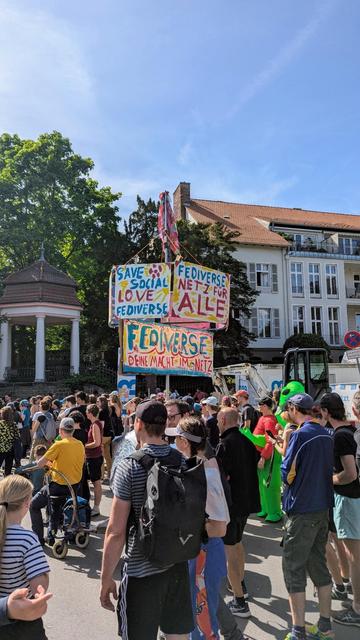 Demoschild: Save Social, Love Fediverse