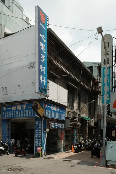 A small electronics shop building in central Taichung