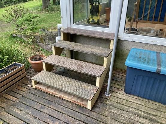 Staircase with 28cm deep steps, going up 72cm.