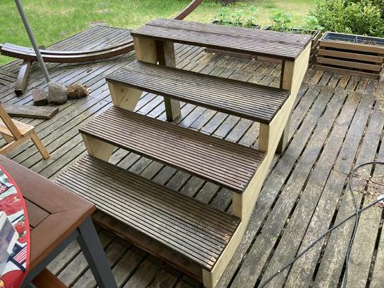 Close up of the staircase, revealing the back feet.