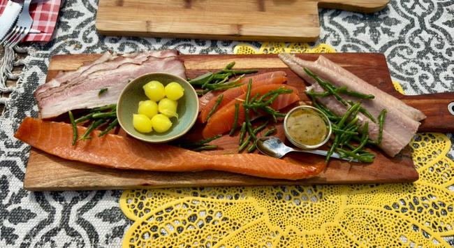 Eine Fischplatte mit geräuchertem Fisch