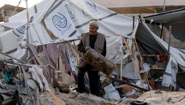 Un home examina la destrucció després del bombardeig israelià d'un camp de desplaçats a Khan Yunis, al sud de la Franja, el 30 d'abril (Reuters/Hatem Khaled)
