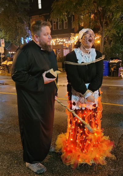 Disfraz DIY de un cura prendiendole fuego a una mujer