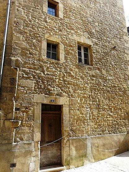 Immeuble à #SarlatlaCanéda (#Dordogne) Construction XVe siècle. Façades et toitures : inscription par arrêté du 3 janvier 1944.
Suite 👉 https://monumentum.fr/monument-historique/pa00082943/sarlat-la-caneda-immeuble
#Patrimoine #MonumentHistorique
Photo CC-BY-SA 4.0 : Père Igor