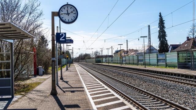 Leere Bahnsteige, keine Züge: In Rheinland-Pfalz sind viele Bahnstrecken gesperrt - vor allem um Mainz und Koblenz (Foto: IMAGO, IMAGO / Bihlmayerfotografie)