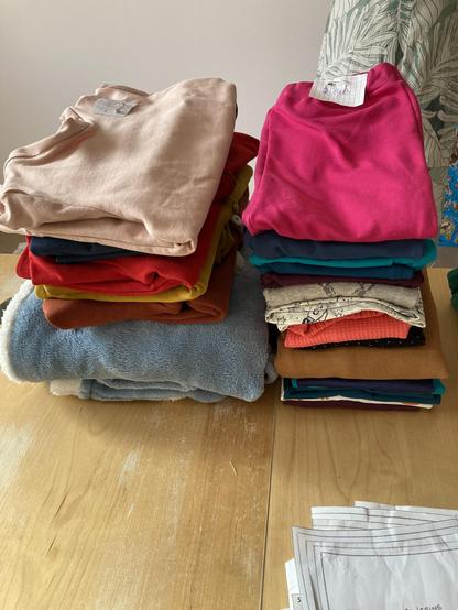 Plusieurs vêtements bébé et enfants
