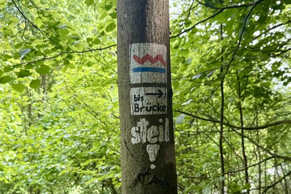 Das Wegzeichen des Zollvereinsteigs versehen mit dem Zusatz „steil!“.
