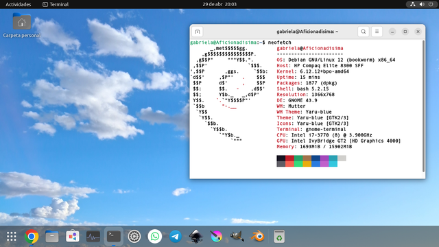 Imagen del escritorio. Lo que voy a redactar es la terminal con neofetch mostrando las características de mi sistema:

Distribución: Debian GNU/Linux 12 (Bookworm)

Kernel: 6.1.0-12+bpo-amd64

Entorno de escritorio: GNOME 43.9

Gestor de ventanas: Mutter

Terminal: GNOME Terminal

Tema GTK y de ventanas: Yaru-blue
