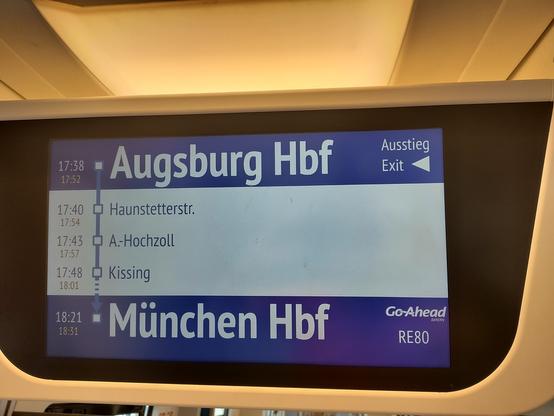 Auf einem Infomonitor sieht man noch/wieder das GoAhead-Logo über der Zugnummer …