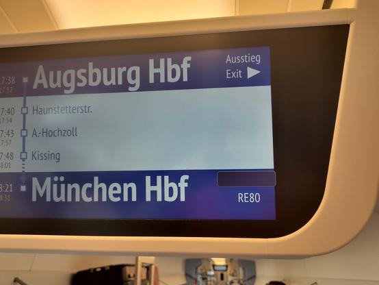 … auf den anderen Monitoren ist ein Stück blaues Klebeband auf den Monitor geklebt, an der Stelle, wo das Logo angezeigt wird.