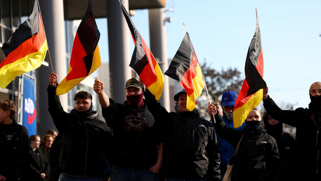 Partidaris d'Alternativa per a Alemanya fan onejar banderes durant una manifestació el 22 de febrer passat a Berlín (REUTERS/Christian Mang)