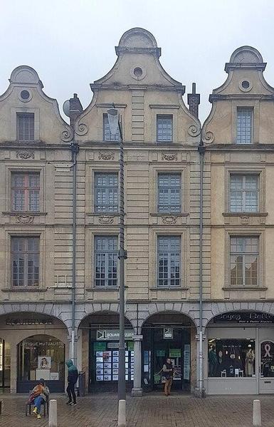 Immeuble à #Arras (#PasDeCalais) Façade : classement par arrêté du 1er septembre 1919.
Suite 👉 https://monumentum.fr/monument-historique/pa00108090/arras-immeuble
#Patrimoine #MonumentHistorique
Photo CC-BY-SA 4.0 : HerRobin